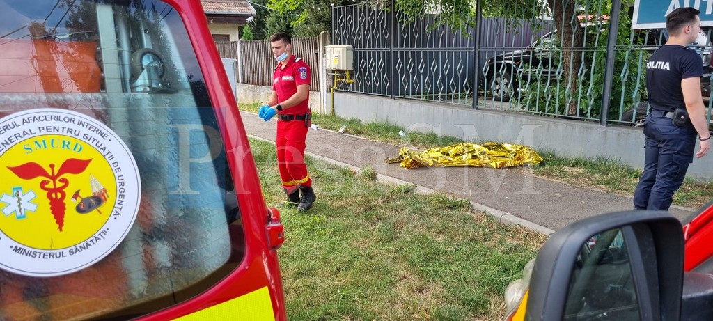 FOTO/VIDEO. Sătmărean(49 ani) mort pe stradă. Oamenii au trecut pe lângă el nepăsători. Doar doi tineri au intervenit