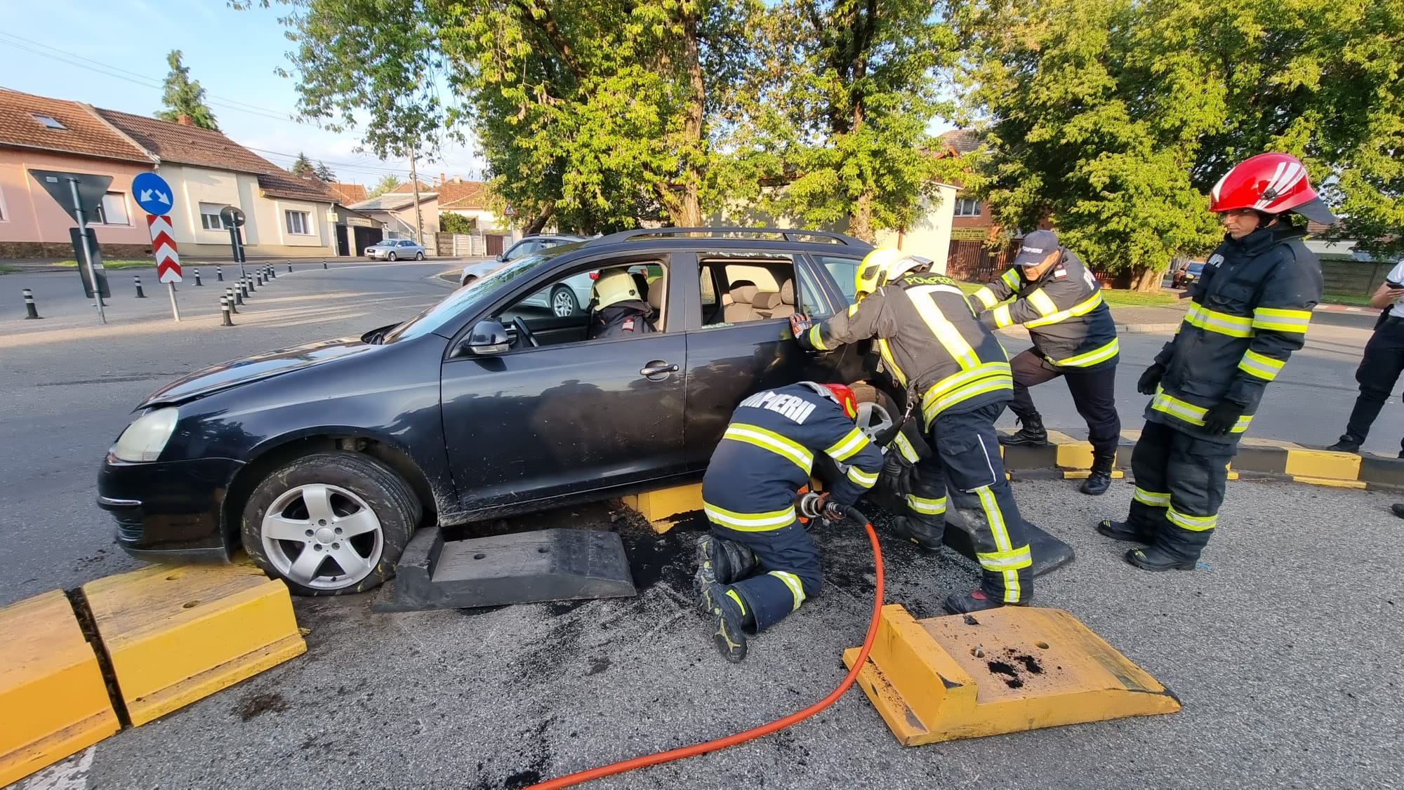 FOTO. Cum s-a produs accidentul de pe strada Rodnei. Șofer leșinat, rămas încarcerat