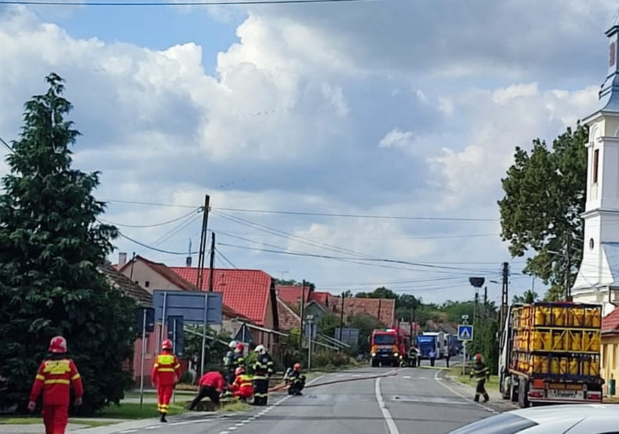 FOTO. Pericol de explozie pe DN19, la un TIR cu SUTE de butelii. Zeci de persoane evacuate
