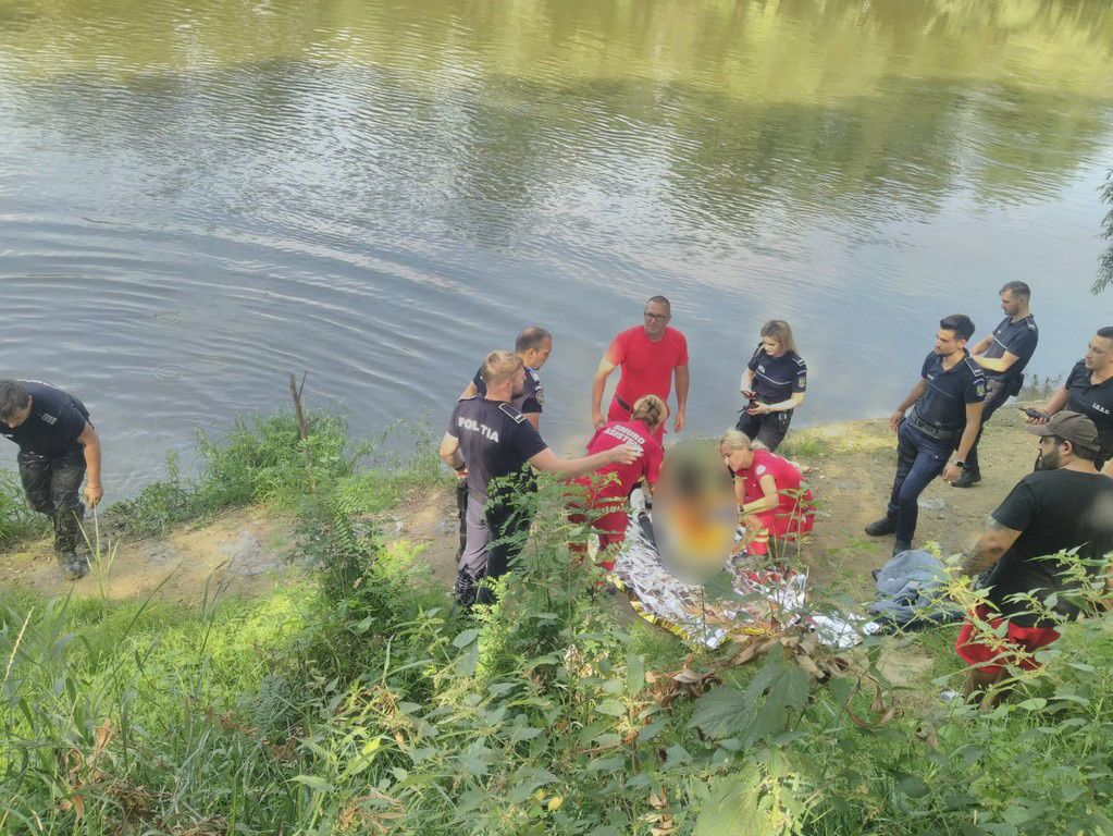 FOTO. Tânără salvată din apele Someșului, la podul Golescu