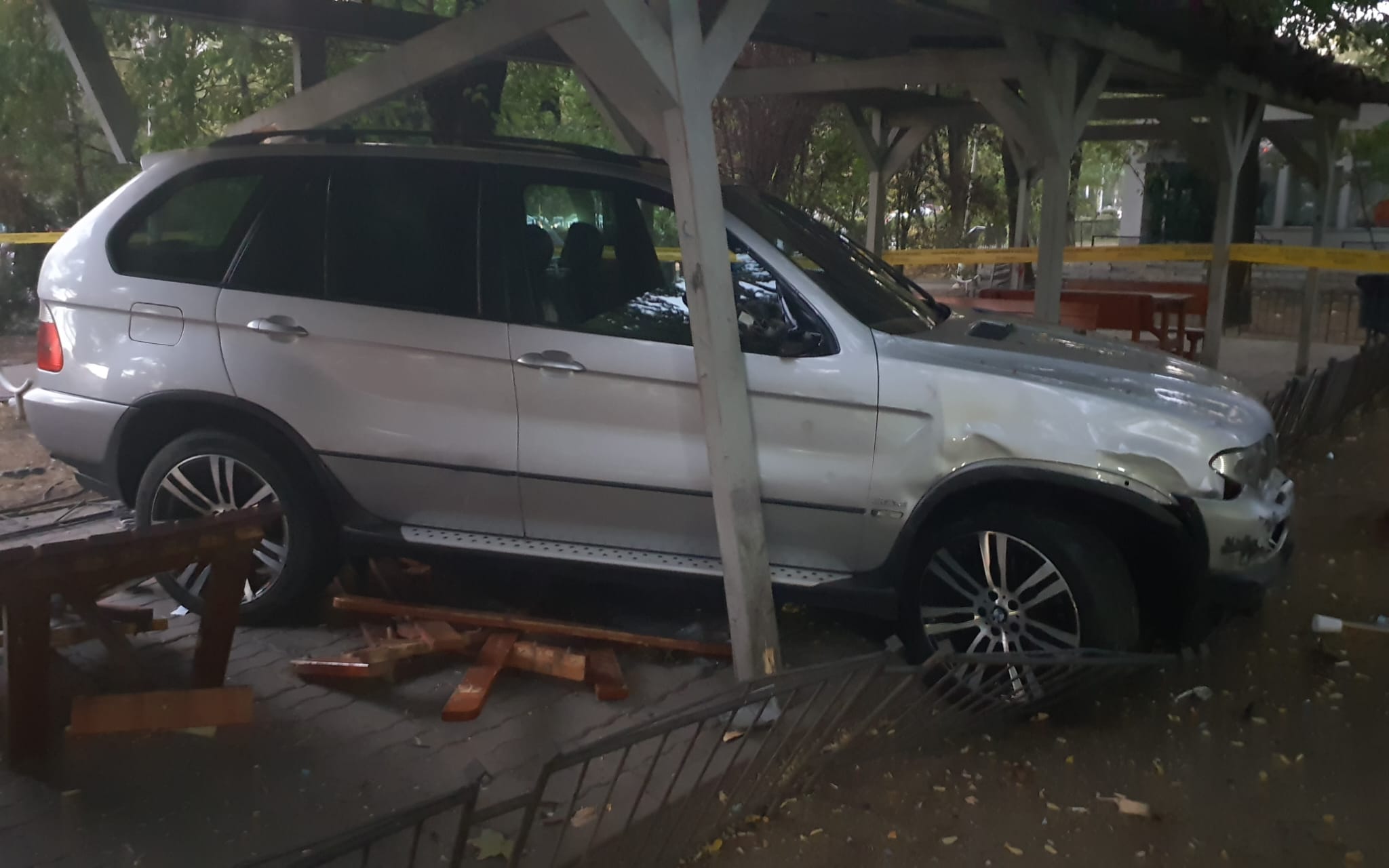 FOTO. Se întâmplă în România. A intrat cu bolidul în foișorul șahiștilor din parc. Și-a lăsat mașina și s-a făcut nevăzut