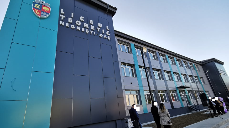 VIDEO. Bătaie între elevi la Liceul Teoretic din Negrești-Oaș, sub ochii profesoarei