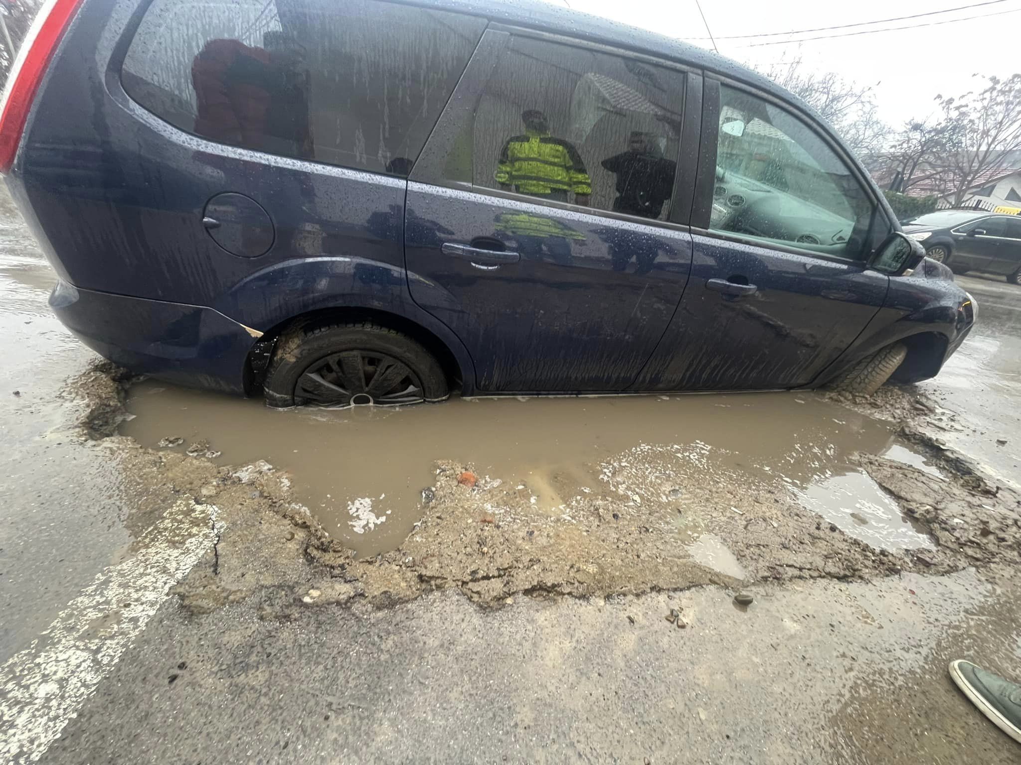 Urmărire ca în filme pe drumurile din Oaș: Prins după 7 km, s-a împotmolit cu mașina