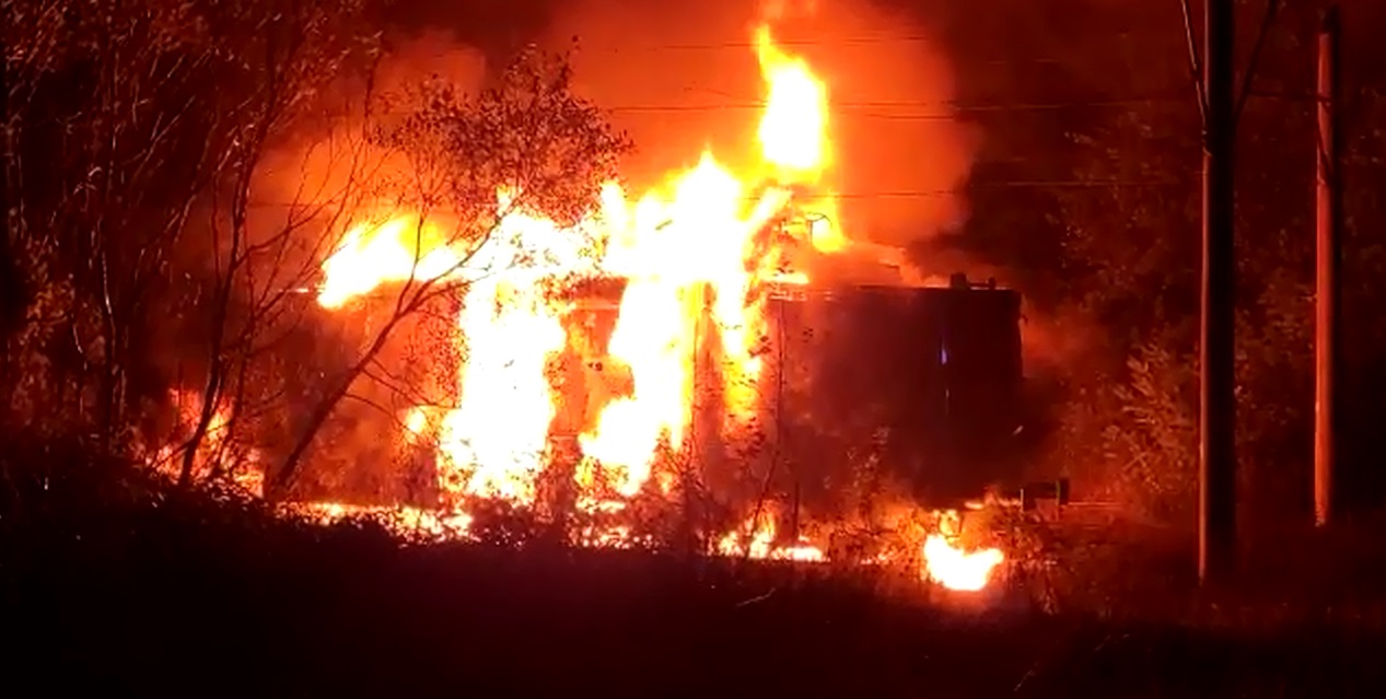 ALERTĂ de explozie! Locomotivă, cu vagoane pline cu țiței, în flăcări, în județul Satu Mare