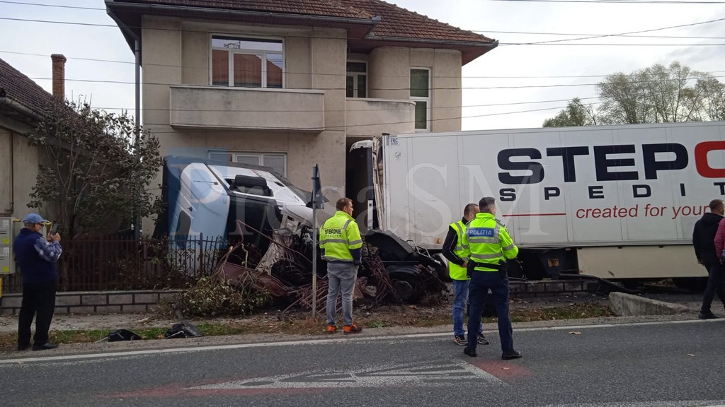 VIDEO. Un autotren a intrat în plin într-o casă, pe Drumul Național 1C, în județul vecin