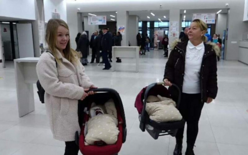 FOTO. Tripleți abandonați la spital de mamă, luați acasă de o familie iubitoare