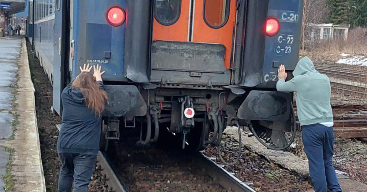 Poza zilei. Călătorii au făcut haz de necaz, după ce locomotiva s-a defectat
