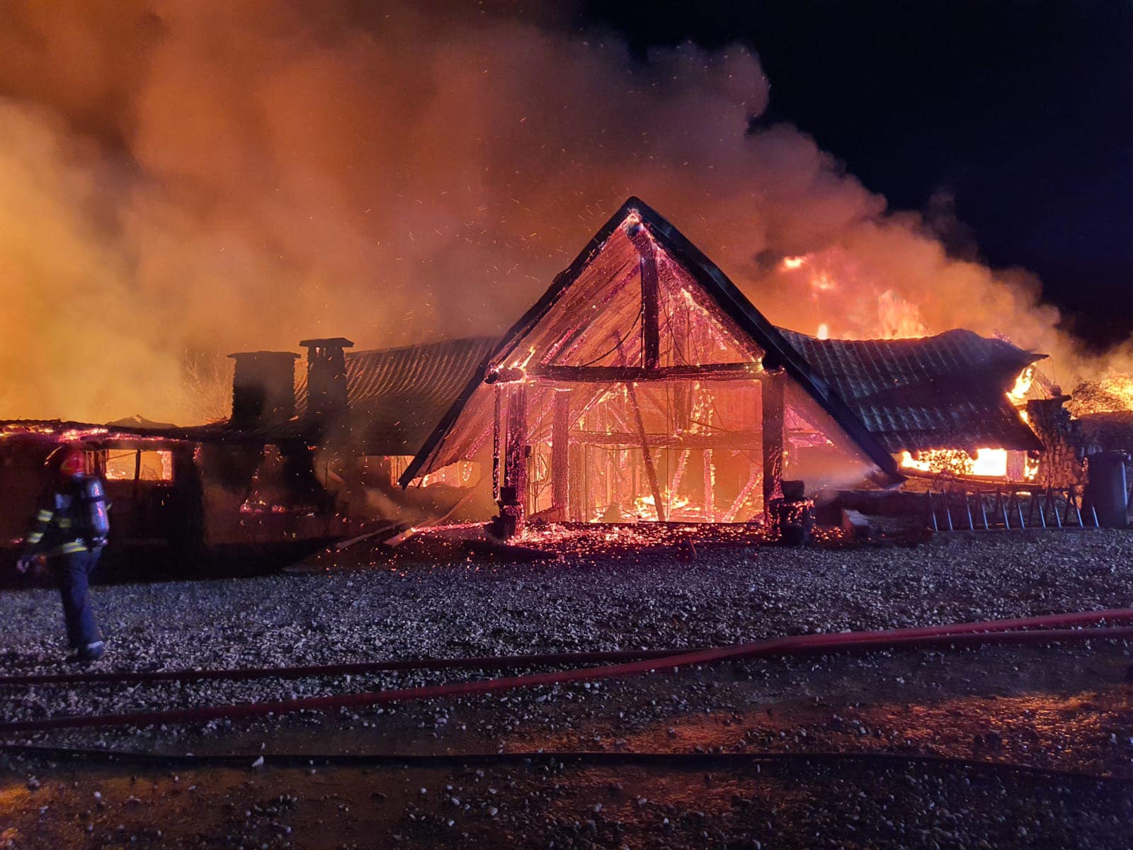 FOTO/VIDEO. Incendiu masiv la o pensiune din țară. Opt persoane, inclusiv 3 copii, date dispărute. S-a activat Planul Roșu