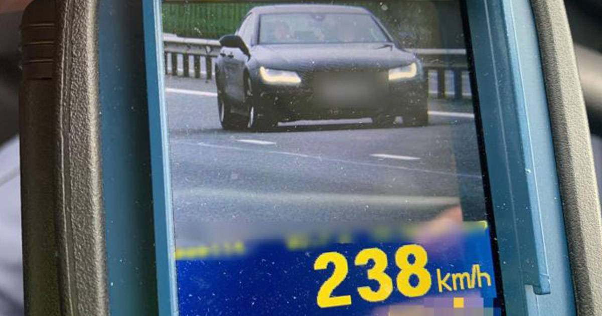 FOTO. Tânăr sătmărean, prins pe autostradă cu 238 km/h. Nu a oprit la semnalele polițiștilor