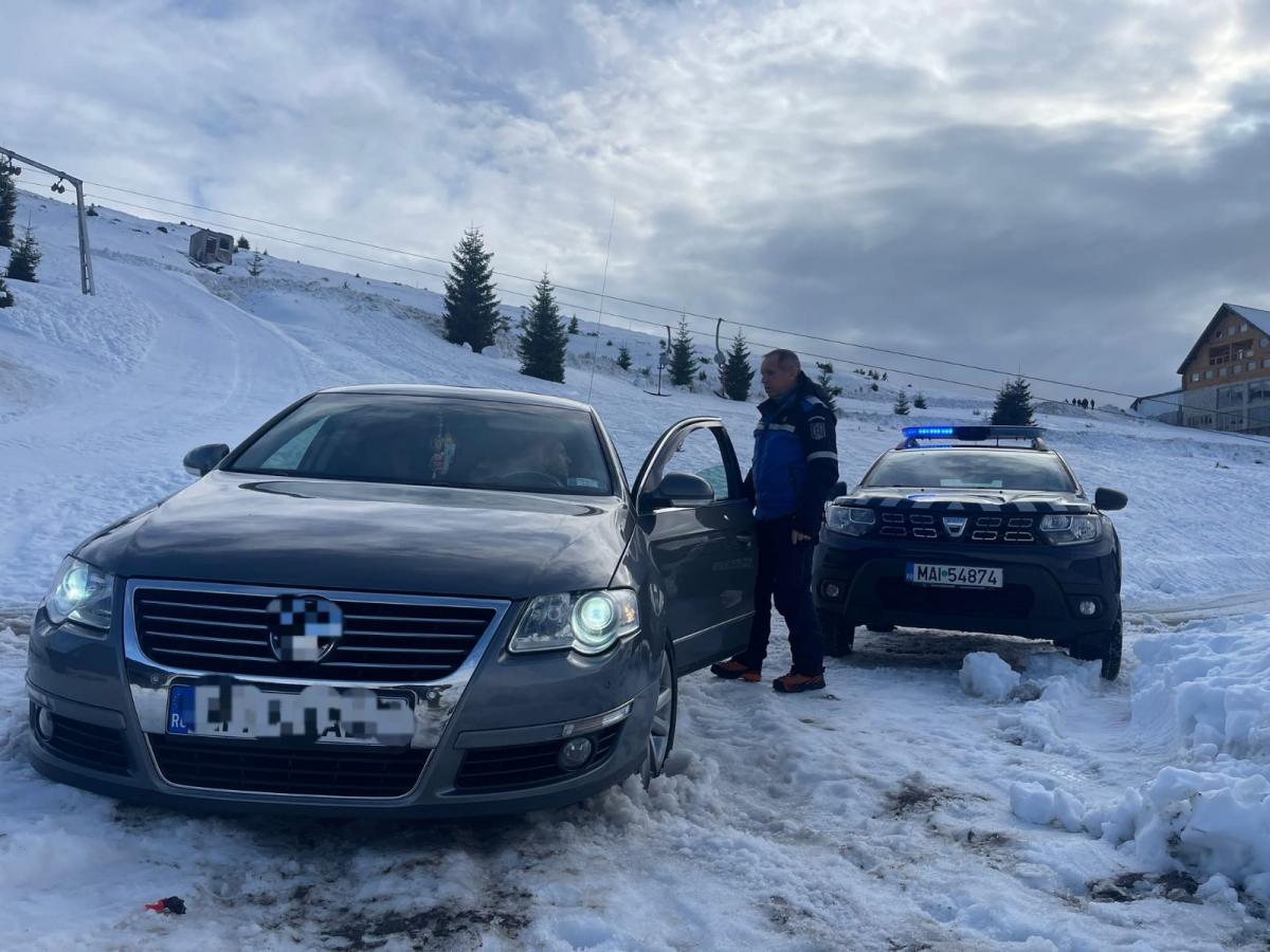 FOTO. Schi periculos la noi în țară. Șoferii intră cu mașinile pe pârtie. Unul a rămas împotmolit