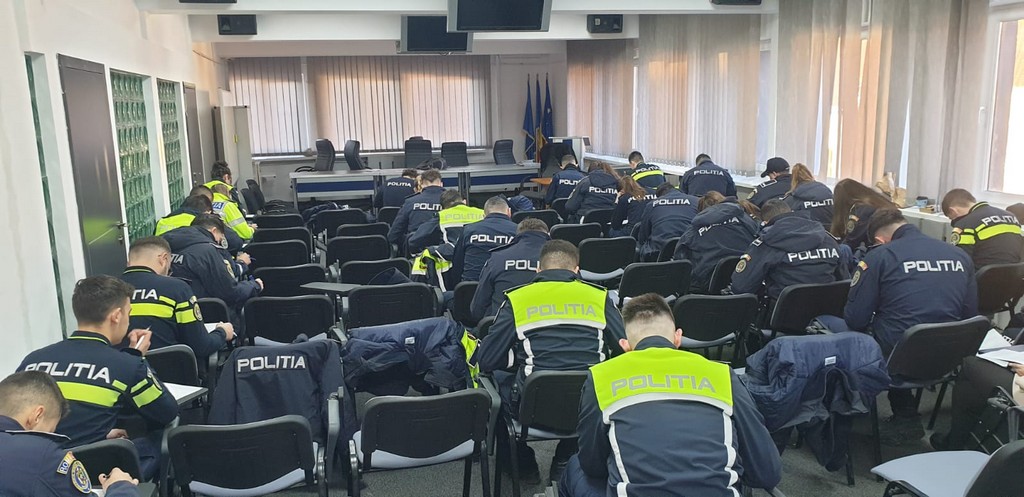 FOTO. Zeci de agenți de poliție sătmăreni, puși cu burta pe carte. Și-au verificat îndemânarea și la condus