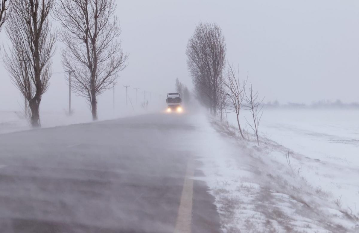 VIDEO. Ciclonul polar închide drumuri şi şcoli. Meteorologii avertizează că frigul se intensifică