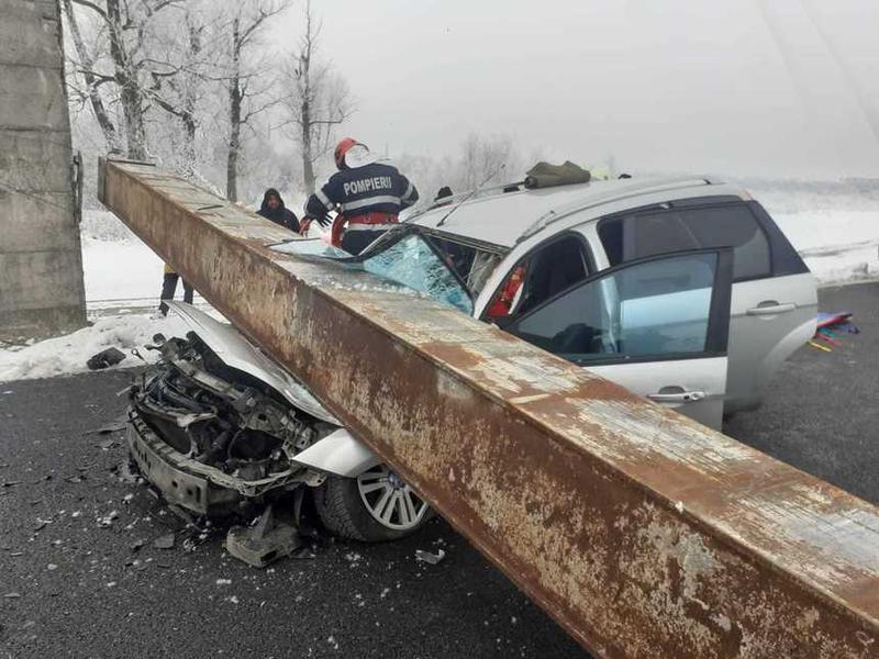 FOTO/VIDEO. Moarte cumplită pentru o femeie din țară. Limitatorul de înălțime a căzut peste mașină