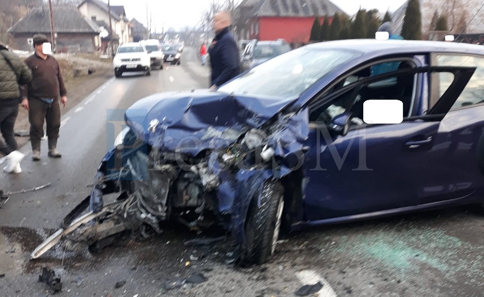 FOTO. Accident mortal în județul vecin. A leșinat la volan și a intrat frontal într-o altă mașină