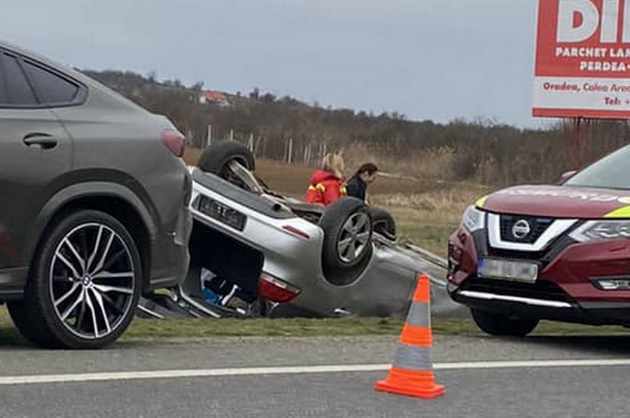 FOTO. Accident pe DN19 Oradea - Satu Mare. Mașină răsturnată, două persoane la spital