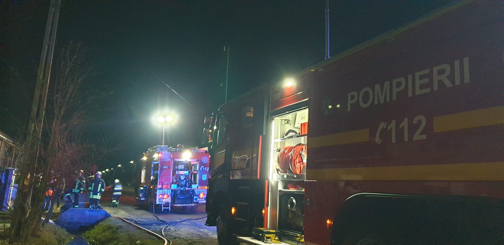 O femeie ar fi fost incendiată de iubit, în această seară, în județul Satu Mare