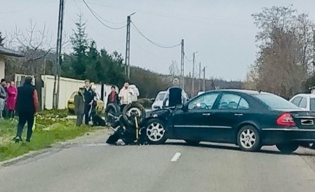 FOTO. Accident la ieșire din Satu Mare spre Micula. Motociclist lovit de mașină