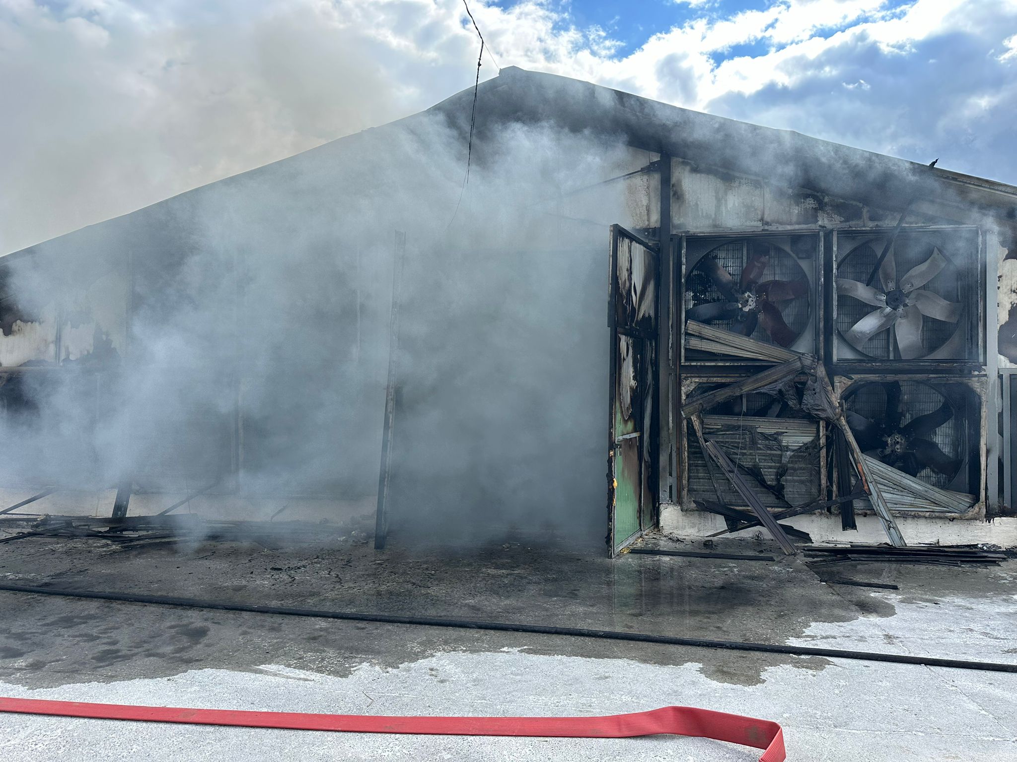 Incendiu la o hală a unei fabrici din județul Satu Mare. Intervin mai multe echipaje de pompieri