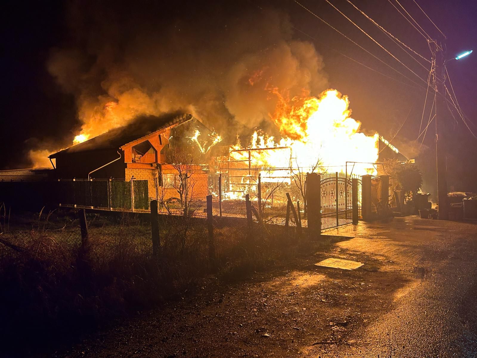 FOTO/VIDEO. Incendiu de amploare în Ardud. Ce spun pompierii, de la ce a pornit focul