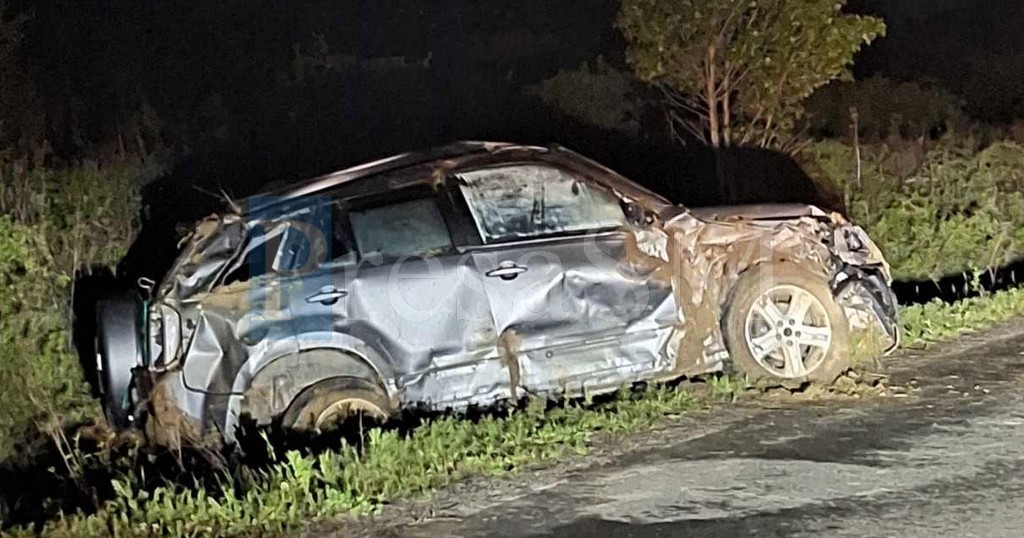 FOTO. Accident dubios în județul Satu Mare. Mașină distrusă, în șanț