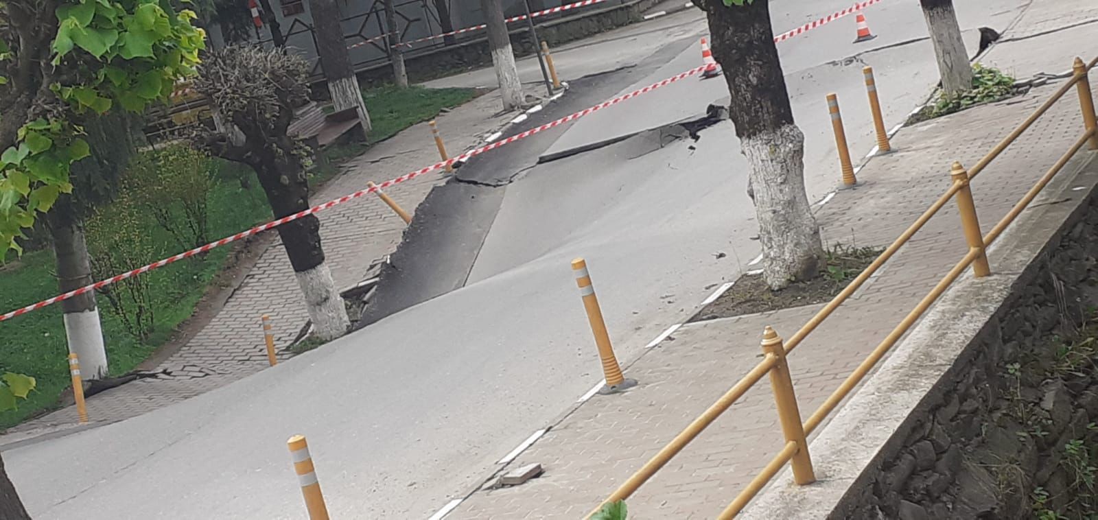 FOTO/VIDEO. Se întâmplă în România. Strada unui oraș din țară s-a prăbușit