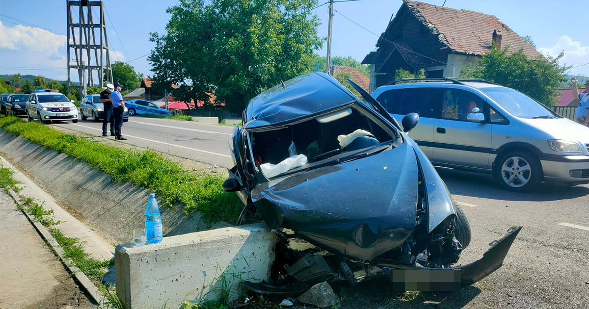 Accident în județul Satu Mare. Șoferiță neatentă, a intrat într-un pod de beton. Două persoane, la spital