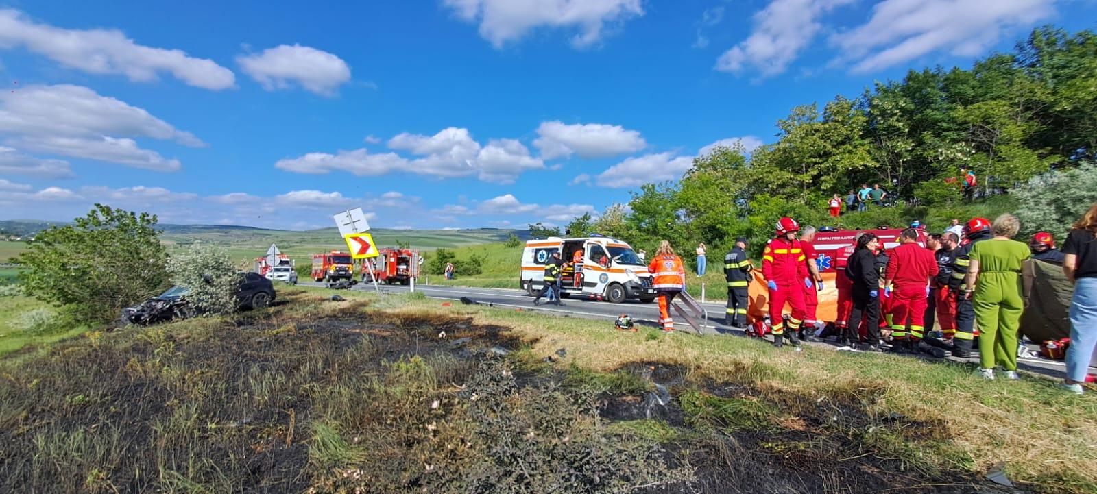 FOTO. Accident cumplit în țară. Trei tineri morți, după un impact devastator între o maşină şi două motociclete