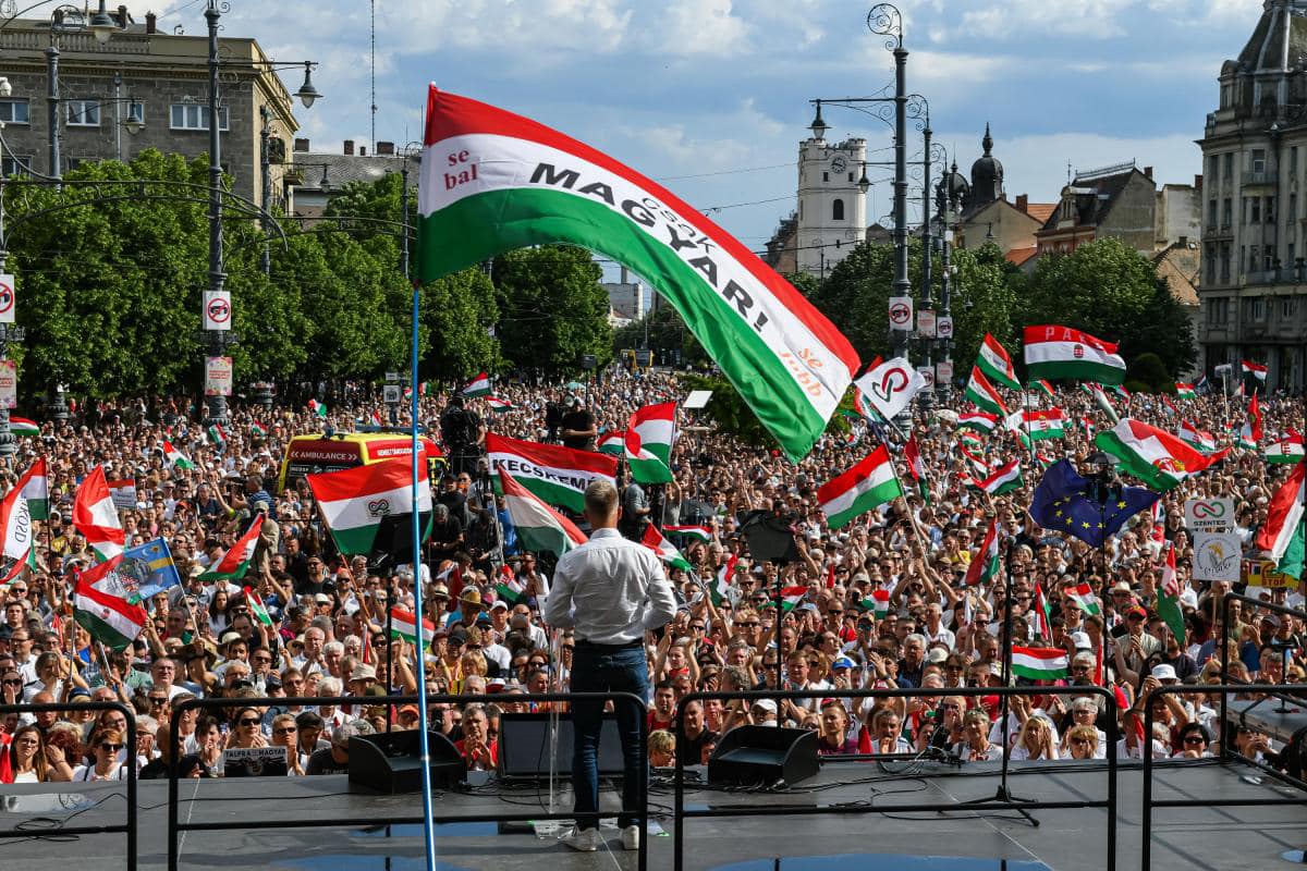 FOTO. Protest la Debrecen, împotriva guvernului Orban. Mii de persoane în stradă, în susținerea lui Peter Magyar