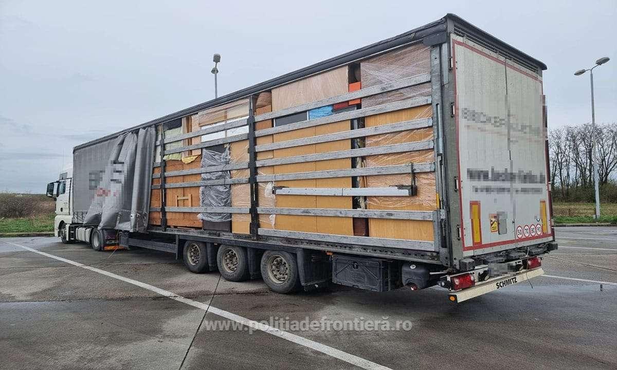 FOTO. Tone de haine second-hand ce urmau să ajungă în Satu Mare, trimise înapoi în Ungaria