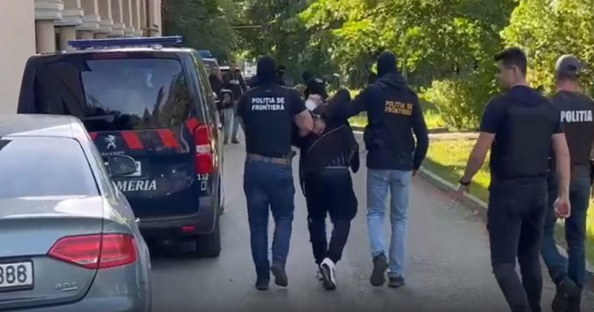 Trafic de droguri „la vedere”, lângă un magazin din Satu Mare: dealerul își întâlnea clienții în același loc, de fiecare dată