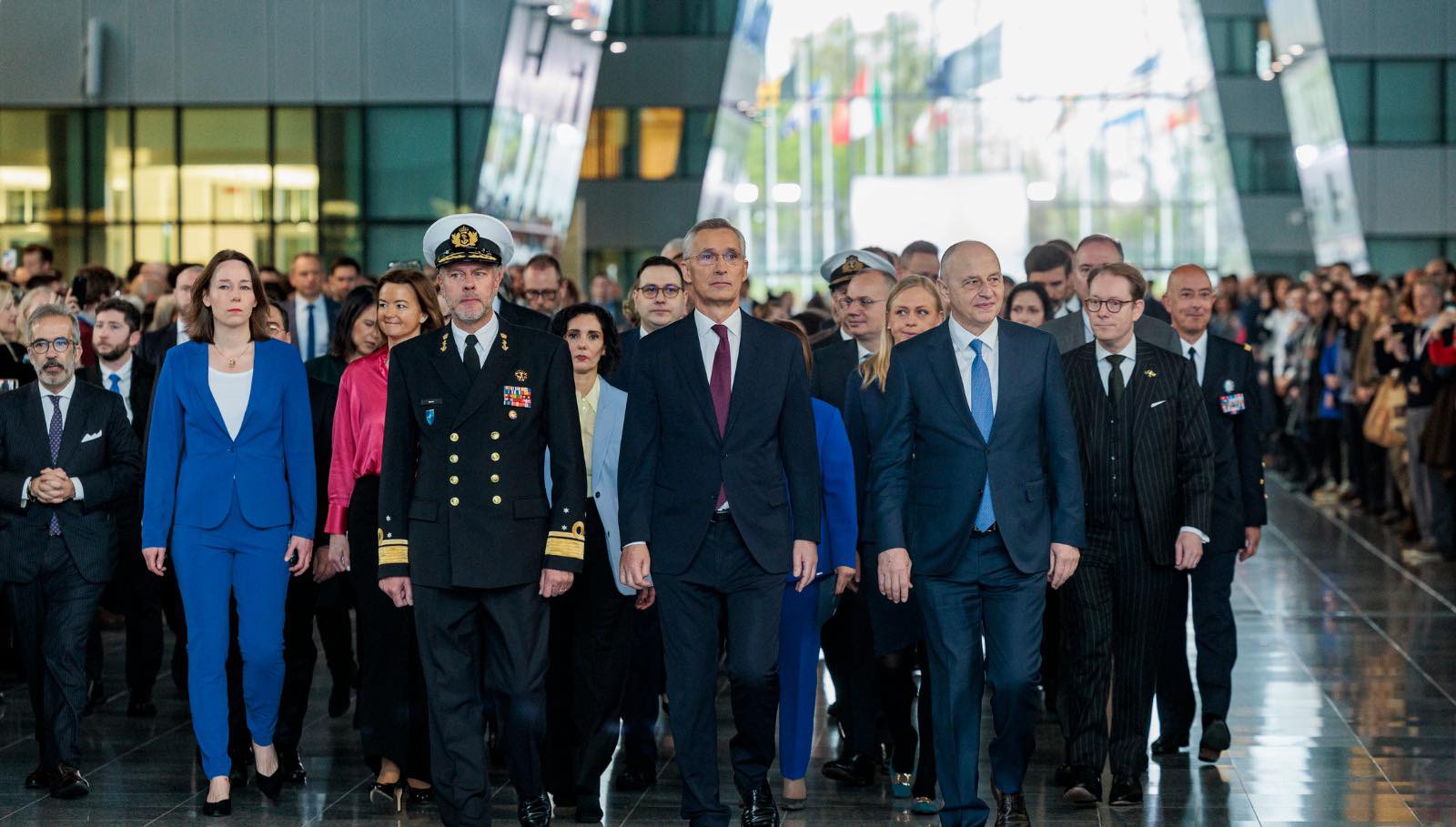 O companie din Satu Mare face campanie anti-NATO în România. Acuzații de la vârful Alianței