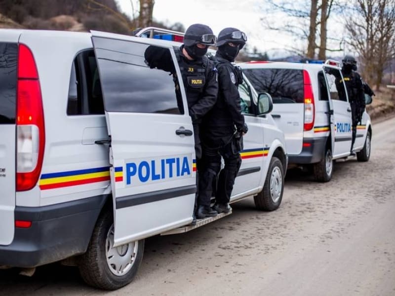 Un bărbat și-a înțepat și tăiat cu cuțitul  fratele, cumnatul, cumnata și nora
