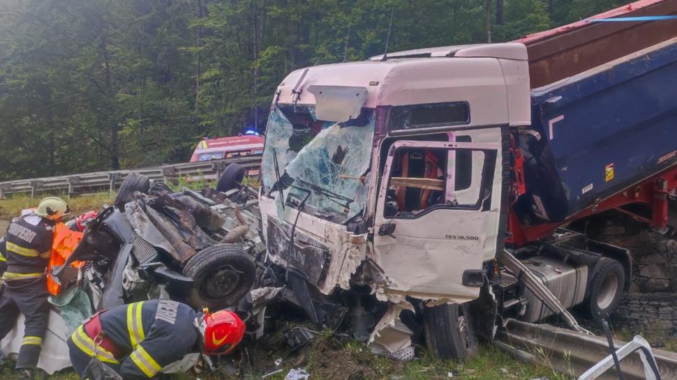 FOTO/VIDEO. Impact cumplit într-un județ din țară, între două camioane şi o autoutilitară. Unul dintre șoferi, găsit decedat în cabină