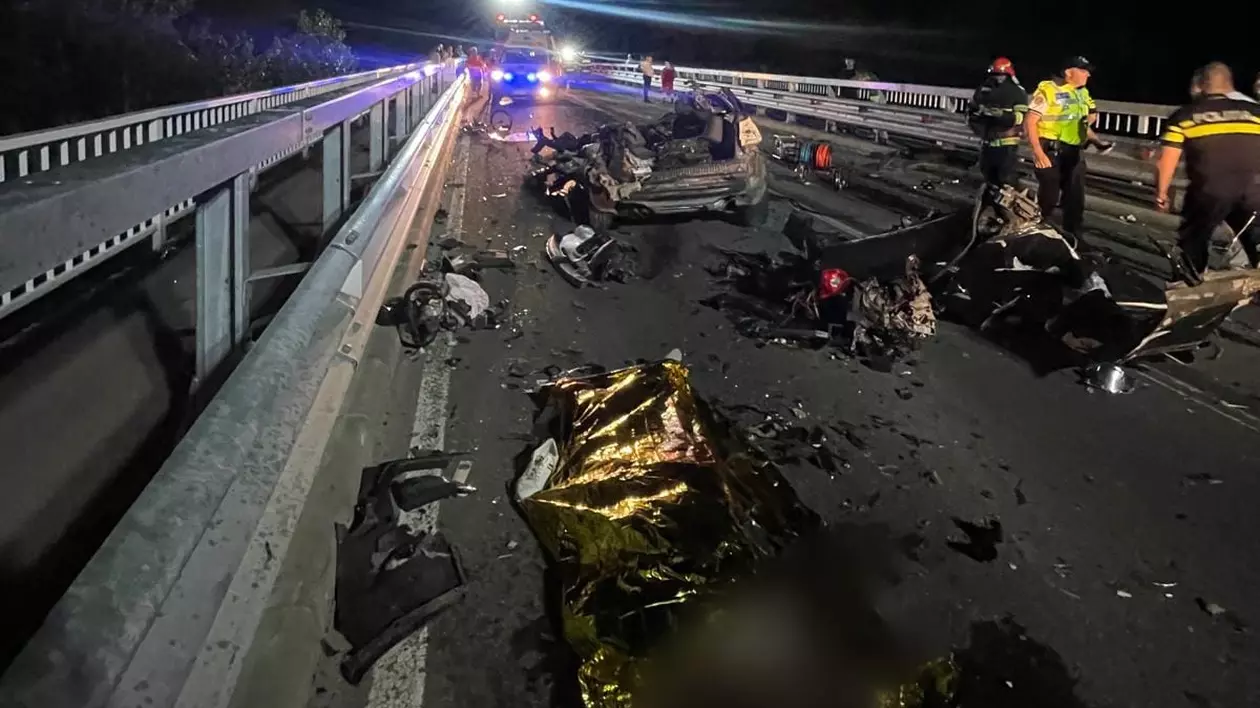 FOTO/VIDEO. Tragedie în România. Cinci tineri au murit după ce mașina a lovit un cap de pod