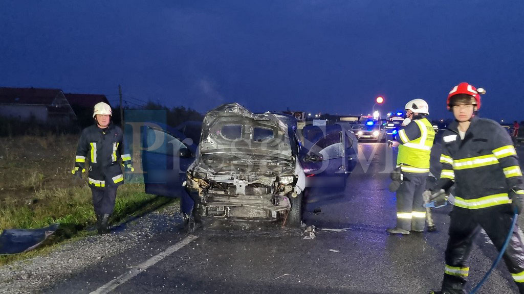 FOTO/VIDEO. Ce spun pompierii despre incendiul izbucnit după accident, în municipiul Satu Mare