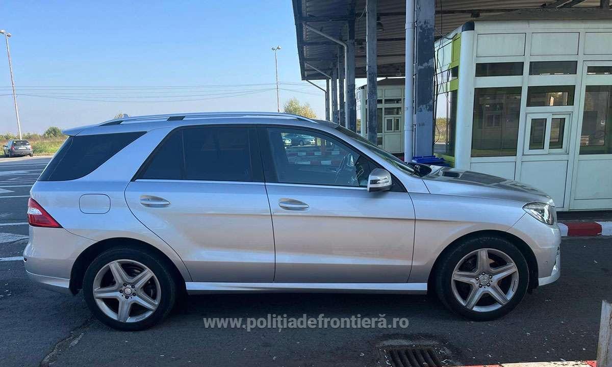 FOTO. Șoferiță (19 ani) din Satu Mare lăsată fără mașină în Vama Petea