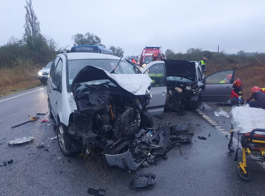 FOTO. Accident grav în județul vecin. Impact între două mașini și un TIR. Șase persoane la spital