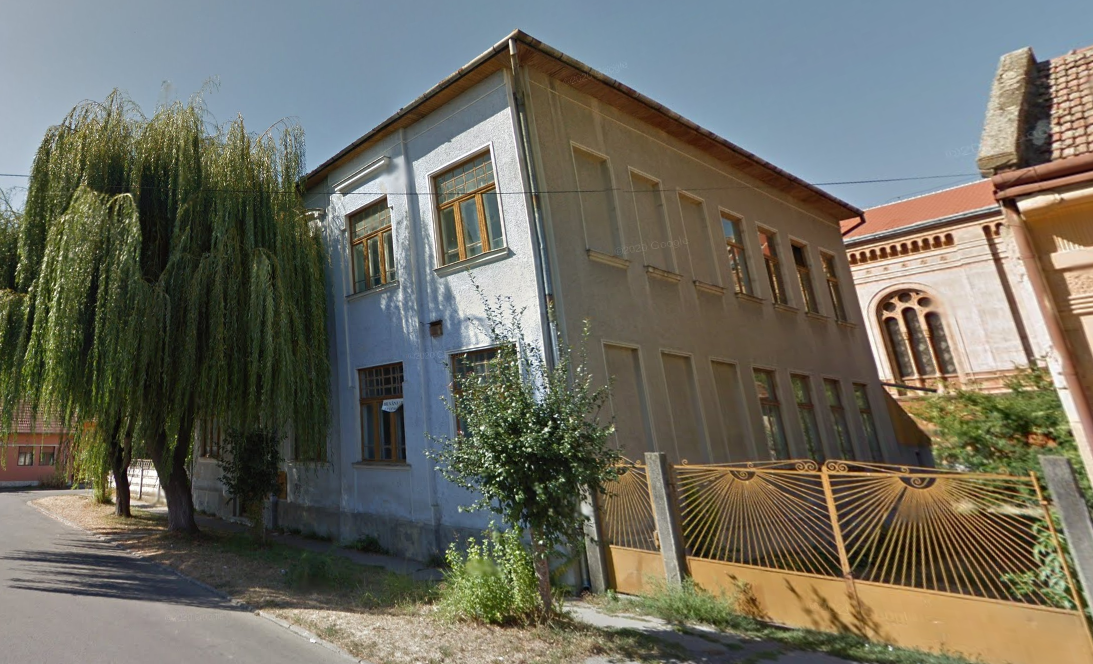 FOTO. Crimă în județul Satu Mare! Bărbat lovit cu cărămida în cap, în curtea Casei Armatei din Carei