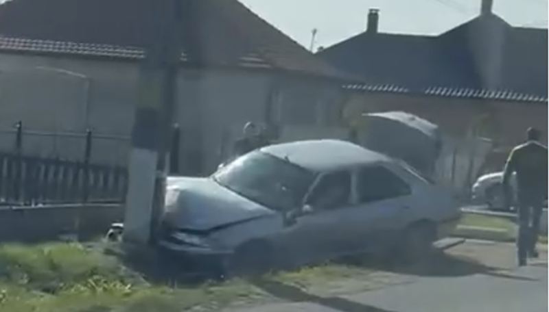 SATU MARE. Șofer fără permis și sub influența alcoolului s-a oprit cu mașina neînmatriculată în stâlp