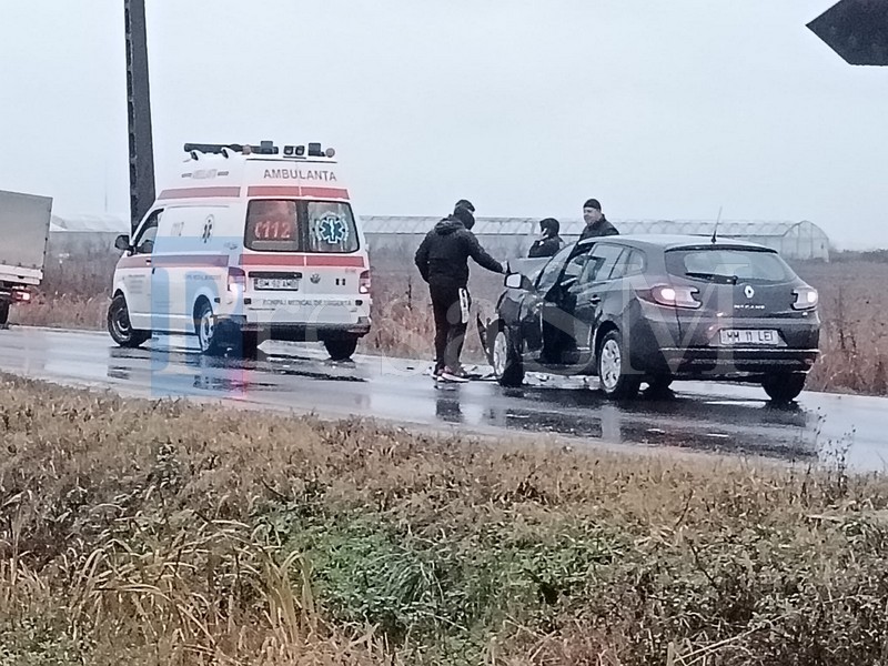 FOTO/VIDEO. Un tânăr s-a oprit cu mașina direct într-un camion, în Medieșu Aurit. Dus la Urgență