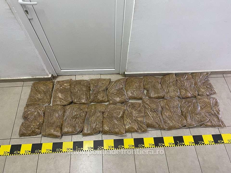 FOTO. Sătmărean lăsat fără marfă de polițiștii de frontieră. Zeci de pungi i-au fost confiscate