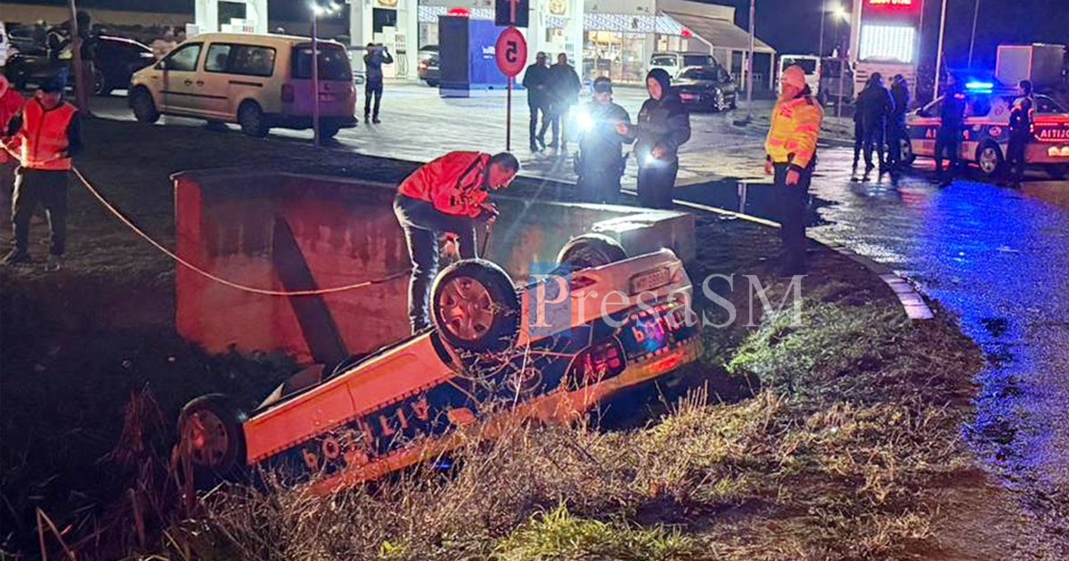 FOTO. Șoferul care a răsturnat mașina Poliției Satu Mare în șanț era drogat. Dus în fața judecătorilor   