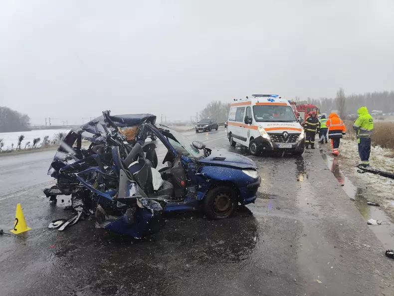 FOTO. Tragedie în România. Un tânăr șofer și-a condus spre moarte mama și fratele adolescent