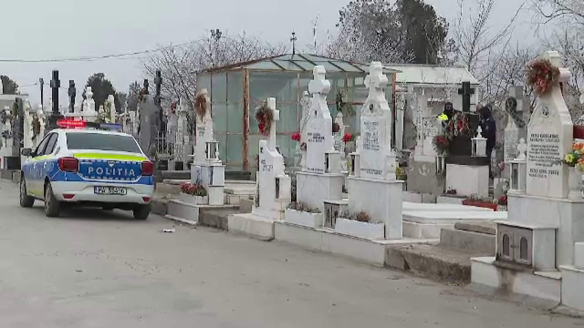 CAREI. Bunicul (71 de ani), recidivist, a golit o casă și a ascuns ”marfa” în cimitir