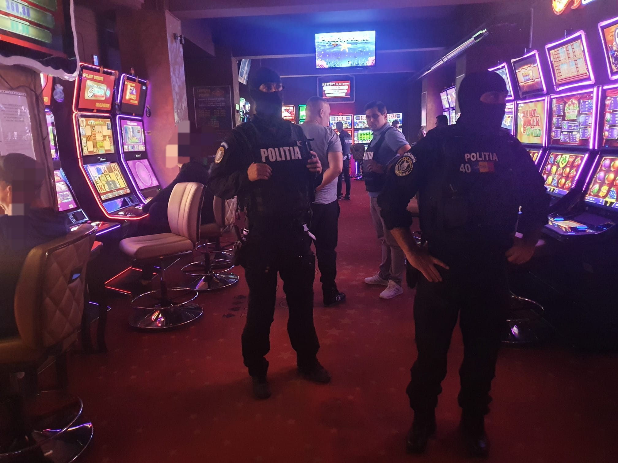 Tâlhărie la cazinou! Doi tineri au fugit cu 12.000 lei, unul a fost prins în județul Satu Mare