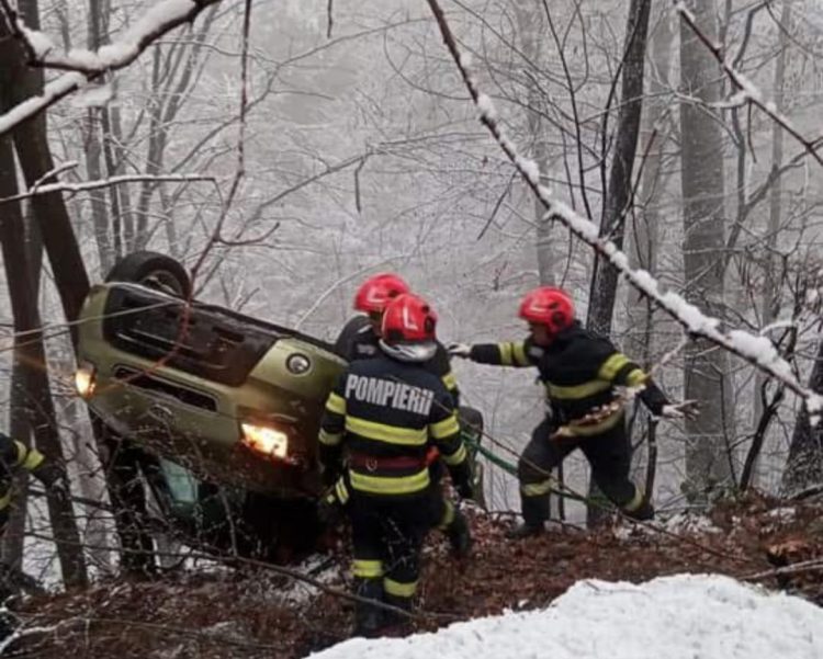FOTO/VIDEO. La un pas de tragedie în județul vecin. O șoferiță și cei doi copii, aproape să cadă cu mașină în barajul Firiza