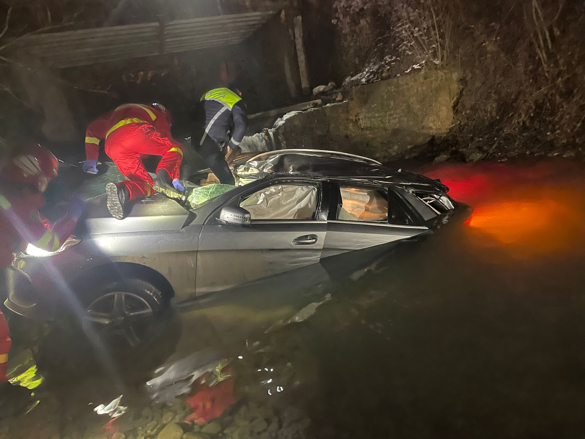 FOTO/VIDEO. Accident dramatic în județul Satu Mare. Mașină căzută în râu, patru victime!
