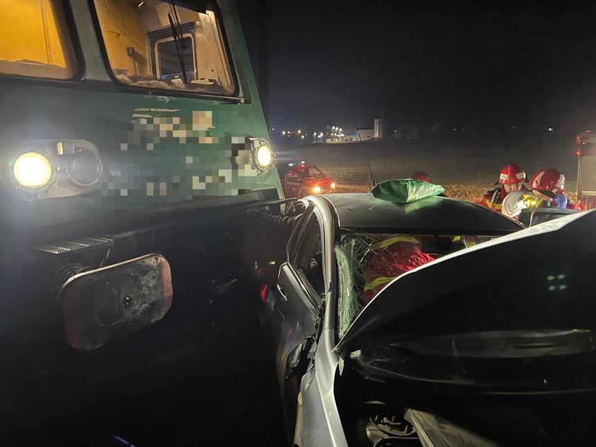 Mașină lovită de tren în județul Satu Mare. Două persoane în autoturism