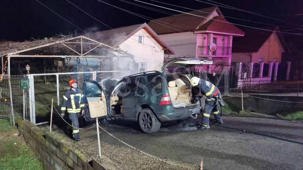 Automobil-cuprins-de-flacari-interventie-pompieri10.jpg