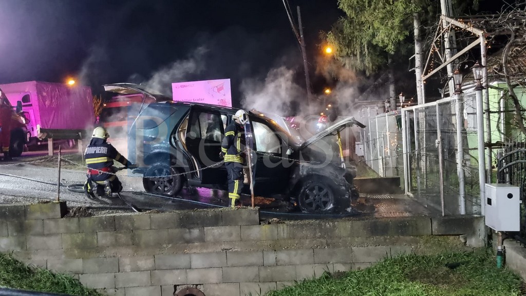 Automobil-cuprins-de-flacari-interventie-pompieri2.jpg